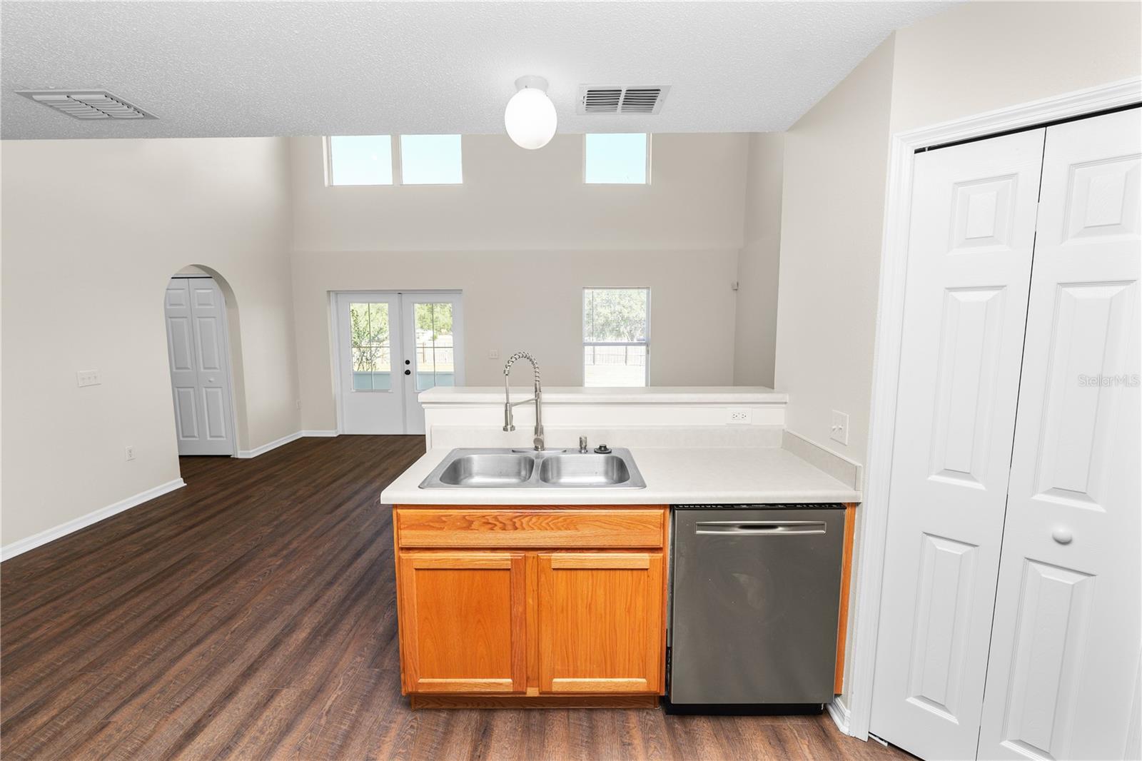 Listing photo id 14 for 3679 Wellington Lane