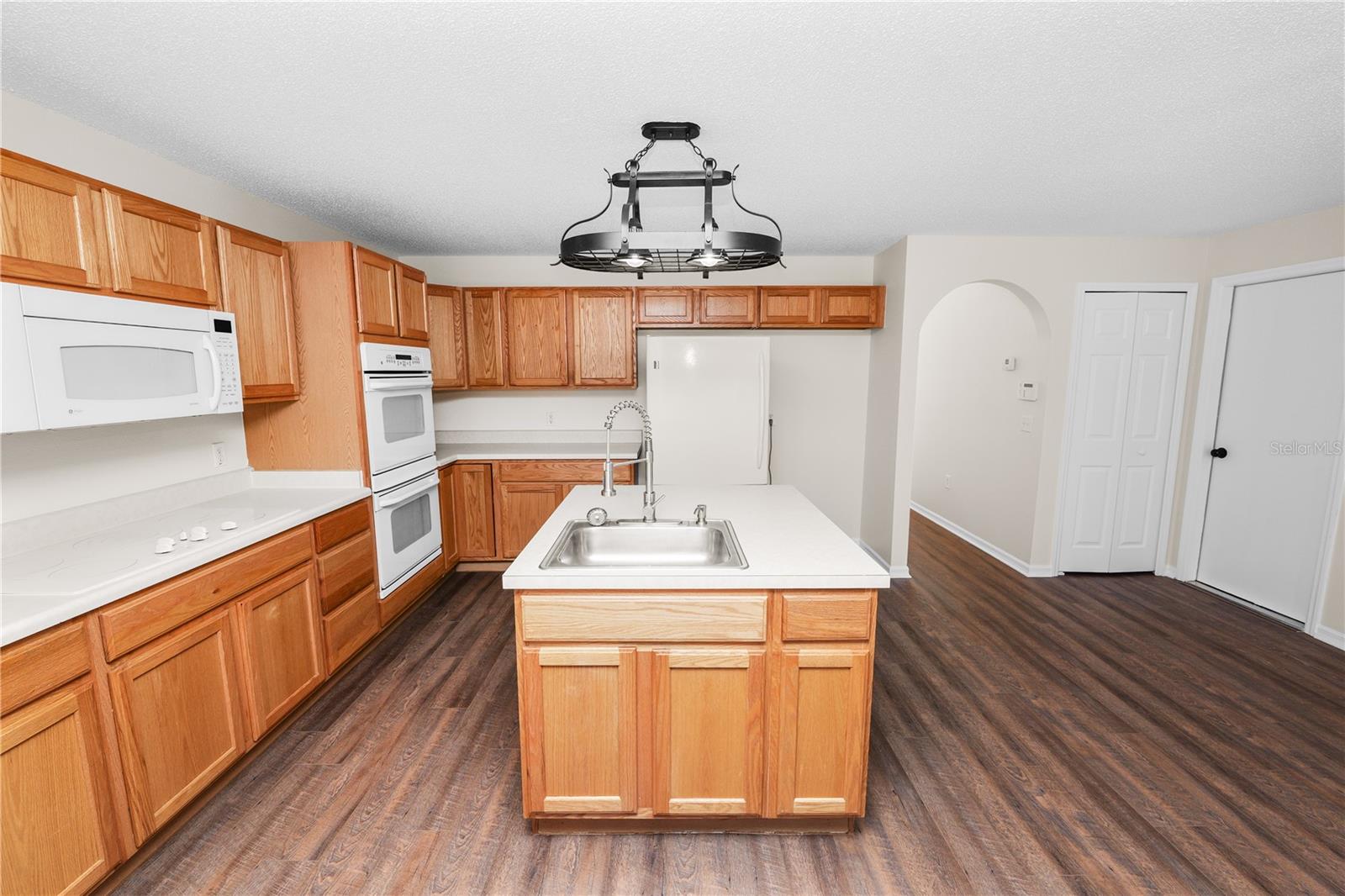 Listing photo id 15 for 3679 Wellington Lane