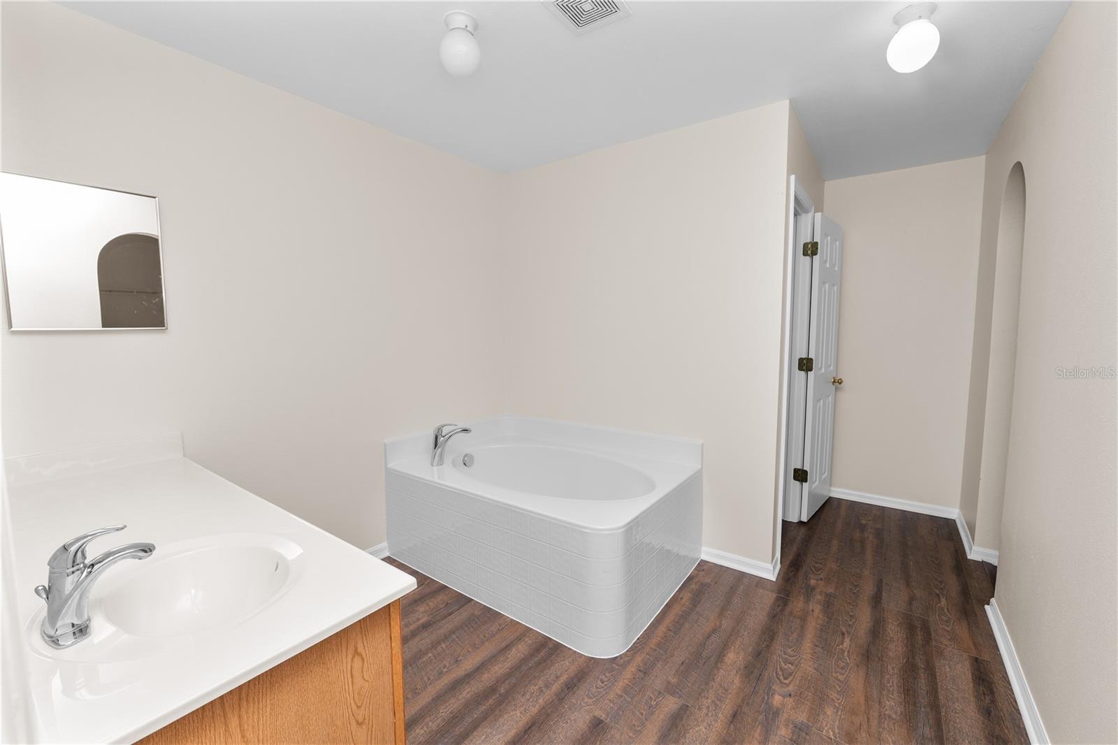 Listing photo id 33 for 3679 Wellington Lane