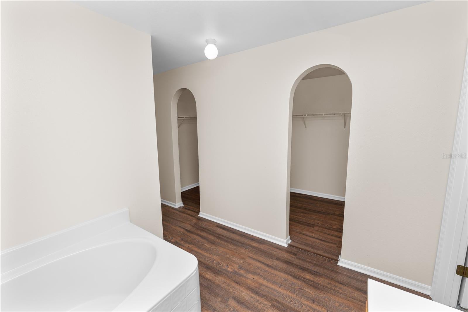 Listing photo id 34 for 3679 Wellington Lane