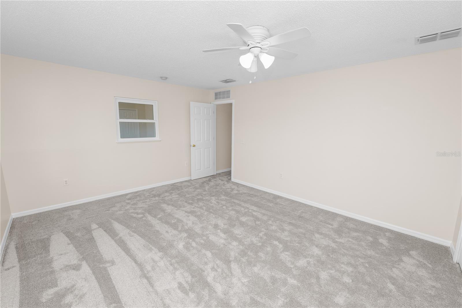 Listing photo id 38 for 3679 Wellington Lane