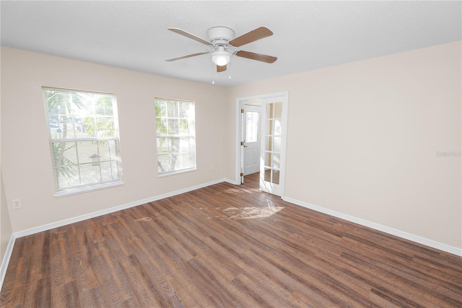 Listing photo id 3 for 3679 Wellington Lane