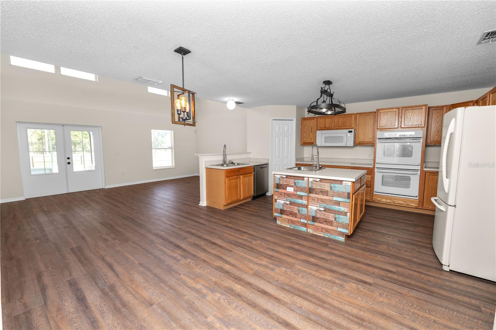 Listing photo id 7 for 3679 Wellington Lane