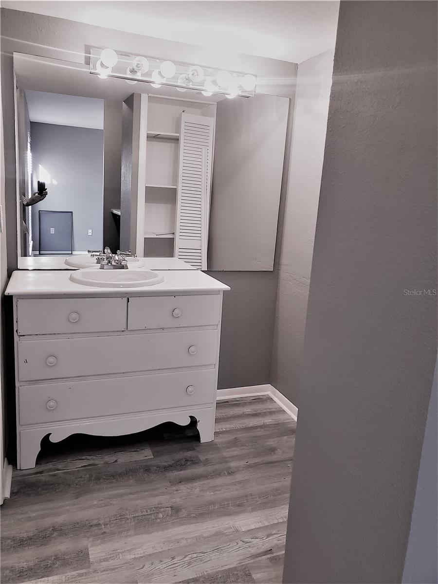 Image 20 of 38 For 1836 Crystal Lake Drive 113