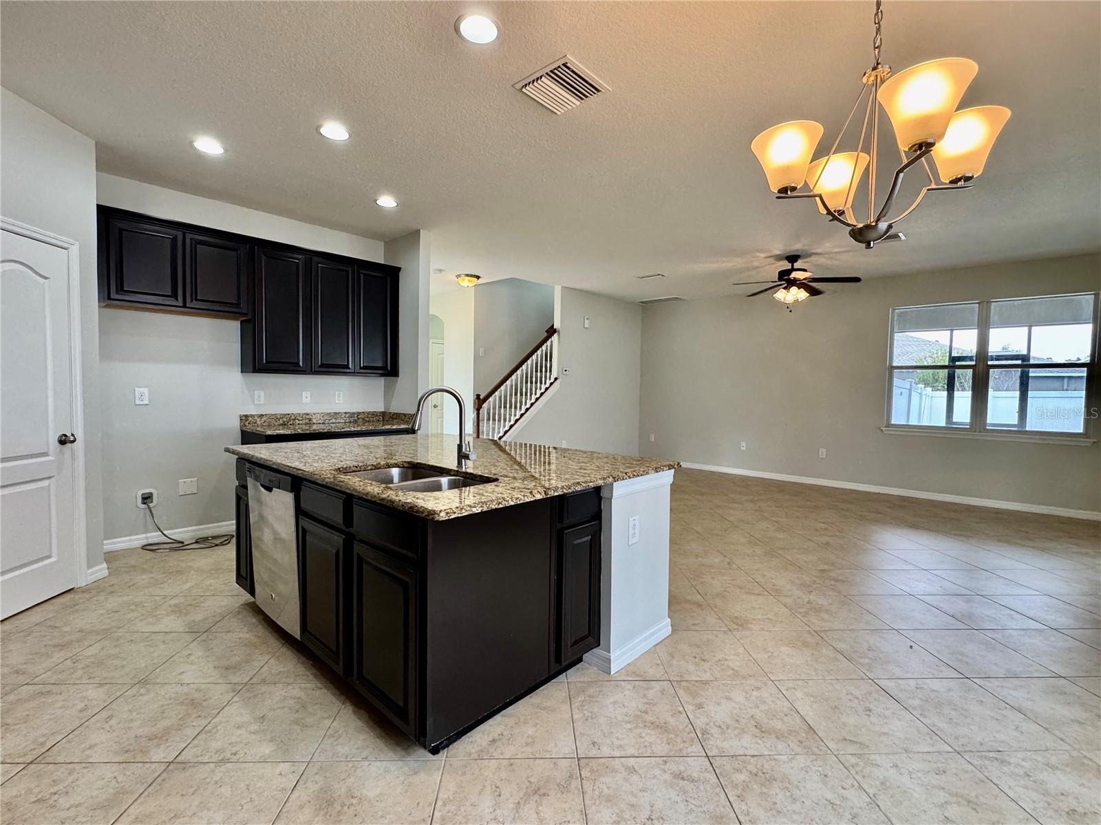 Image 10 of 45 For 2005 Via Napoli Street