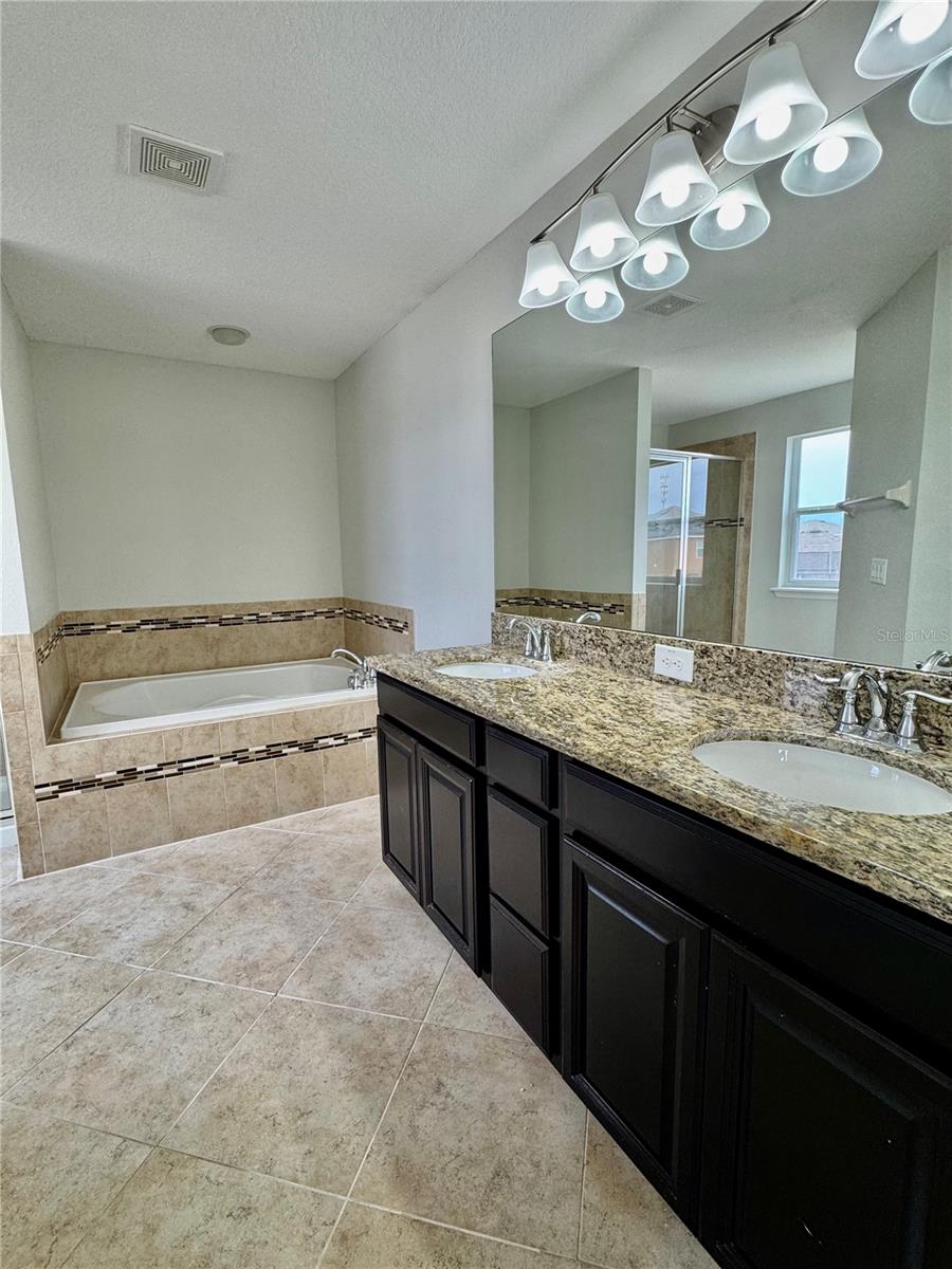 Image 22 of 45 For 2005 Via Napoli Street