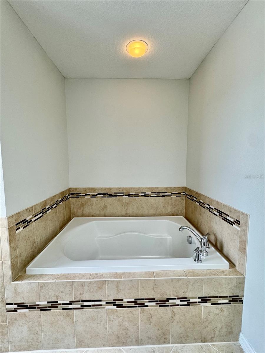 Image 23 of 45 For 2005 Via Napoli Street