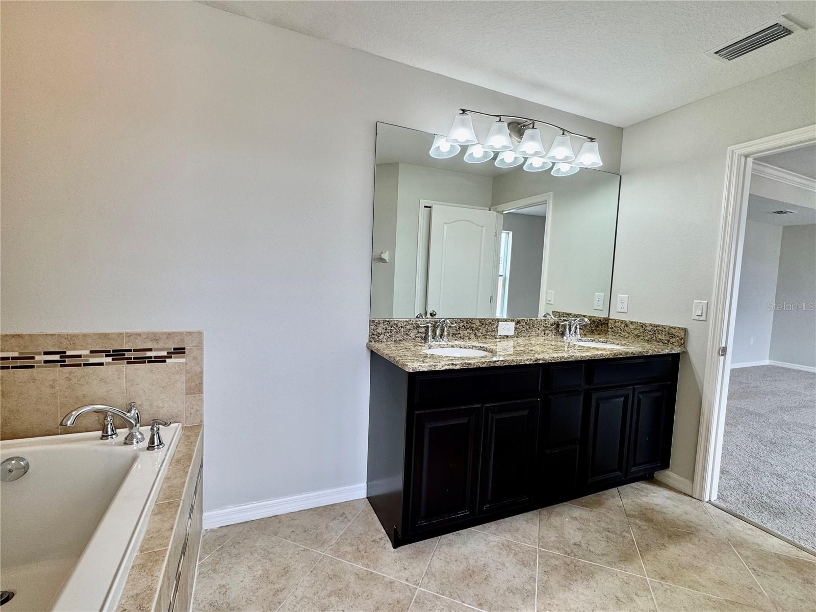 Image 27 of 45 For 2005 Via Napoli Street