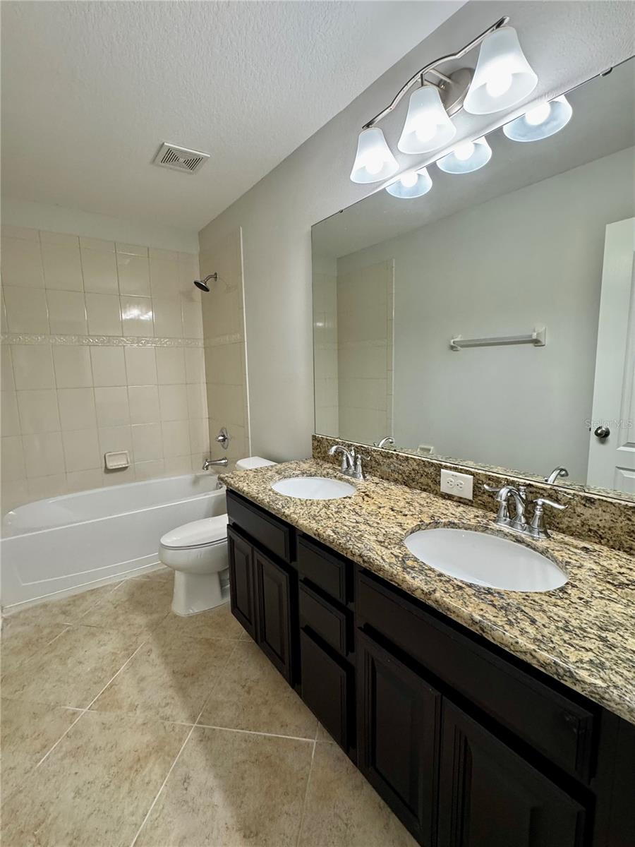 Image 32 of 45 For 2005 Via Napoli Street