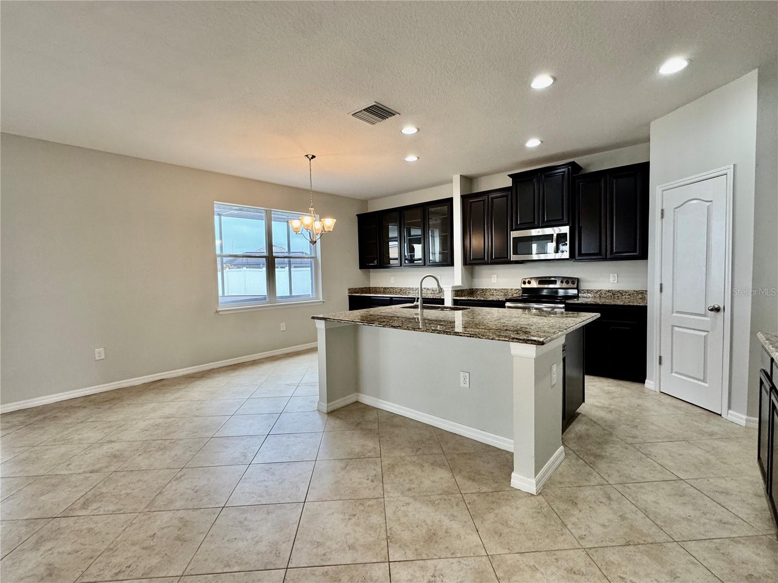 Image 6 of 45 For 2005 Via Napoli Street