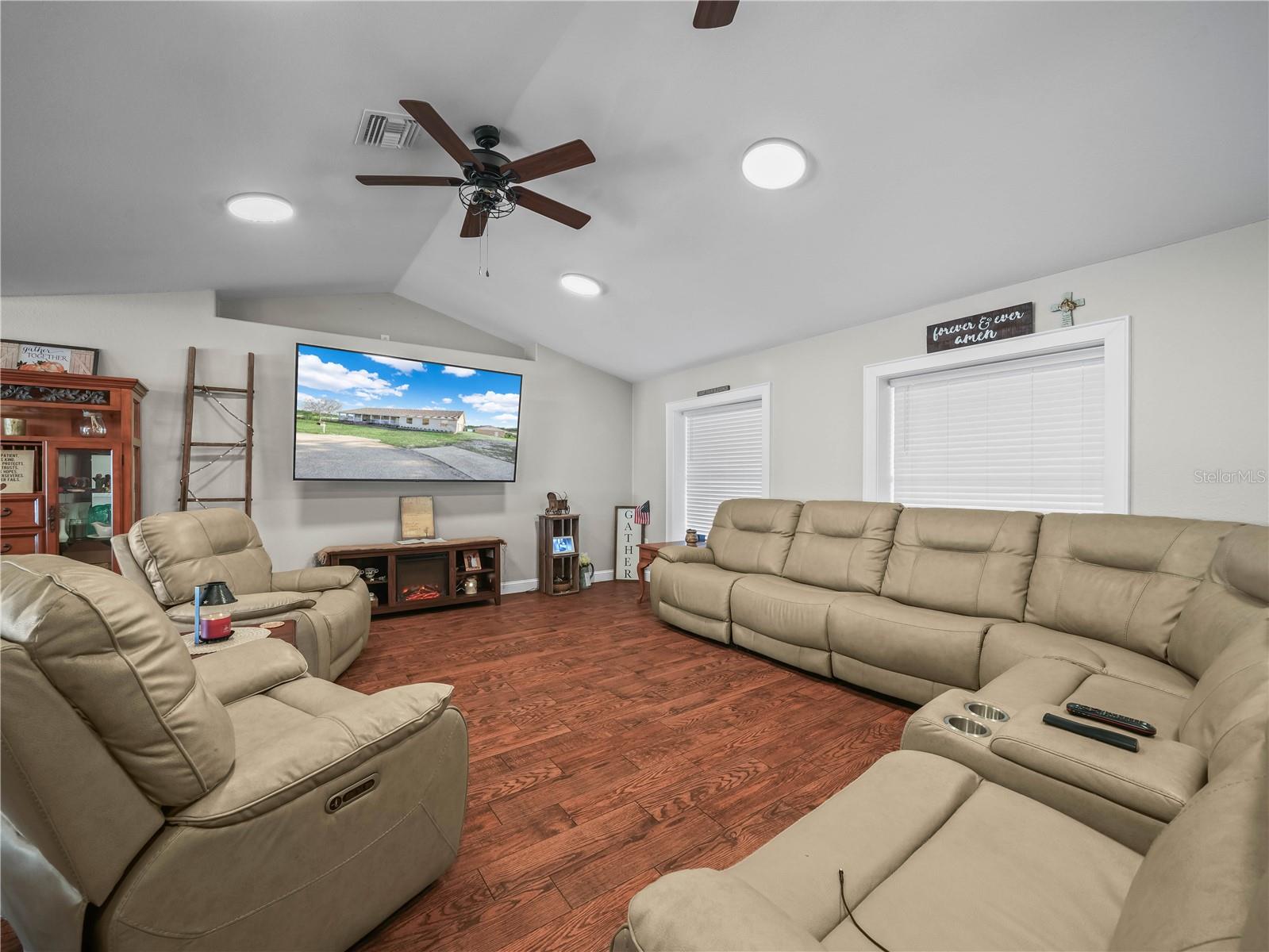 Image 5 of 47 For 124 Pangola Drive