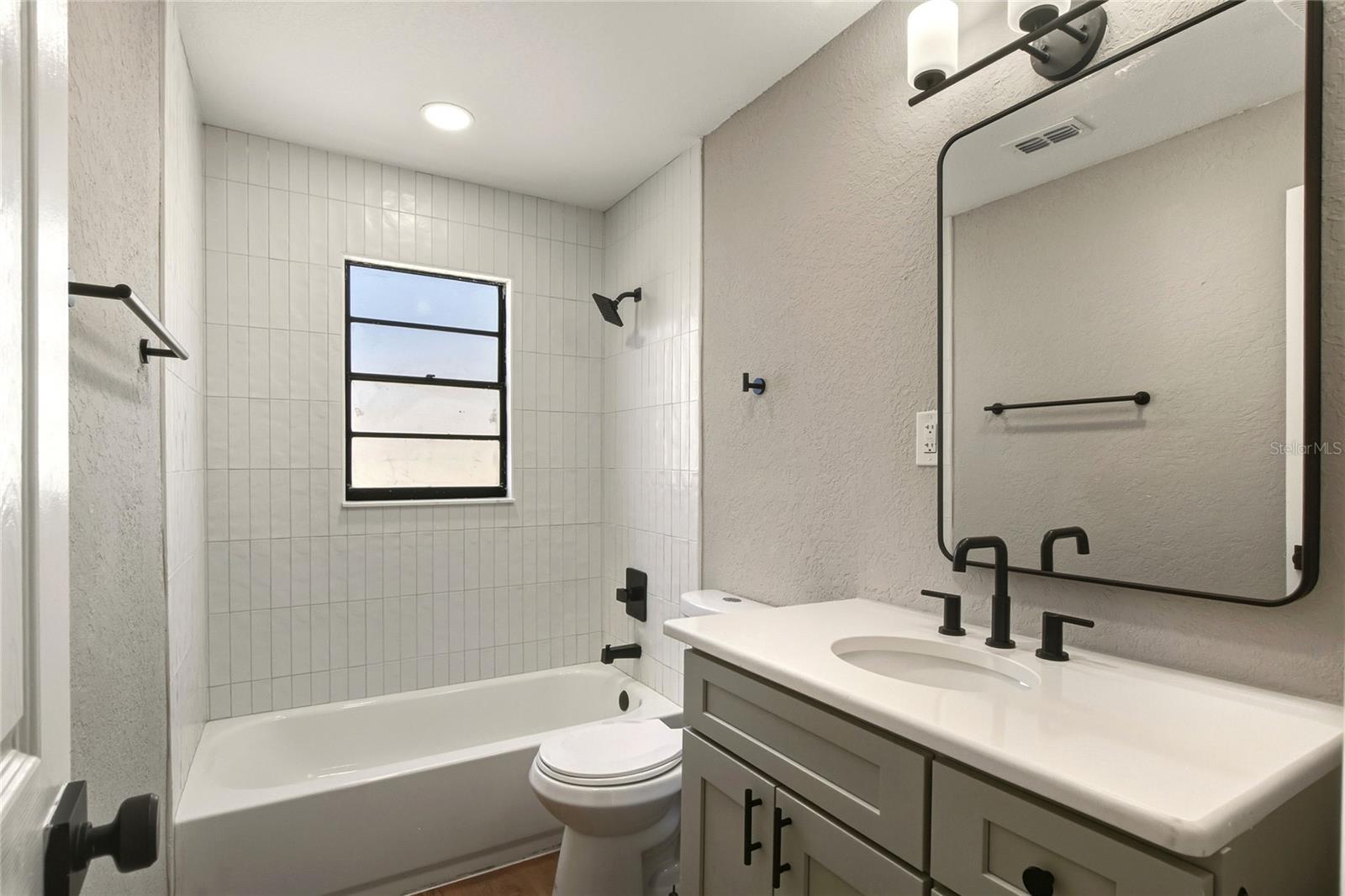 Image 25 of 66 For 400 Patica Road Ne