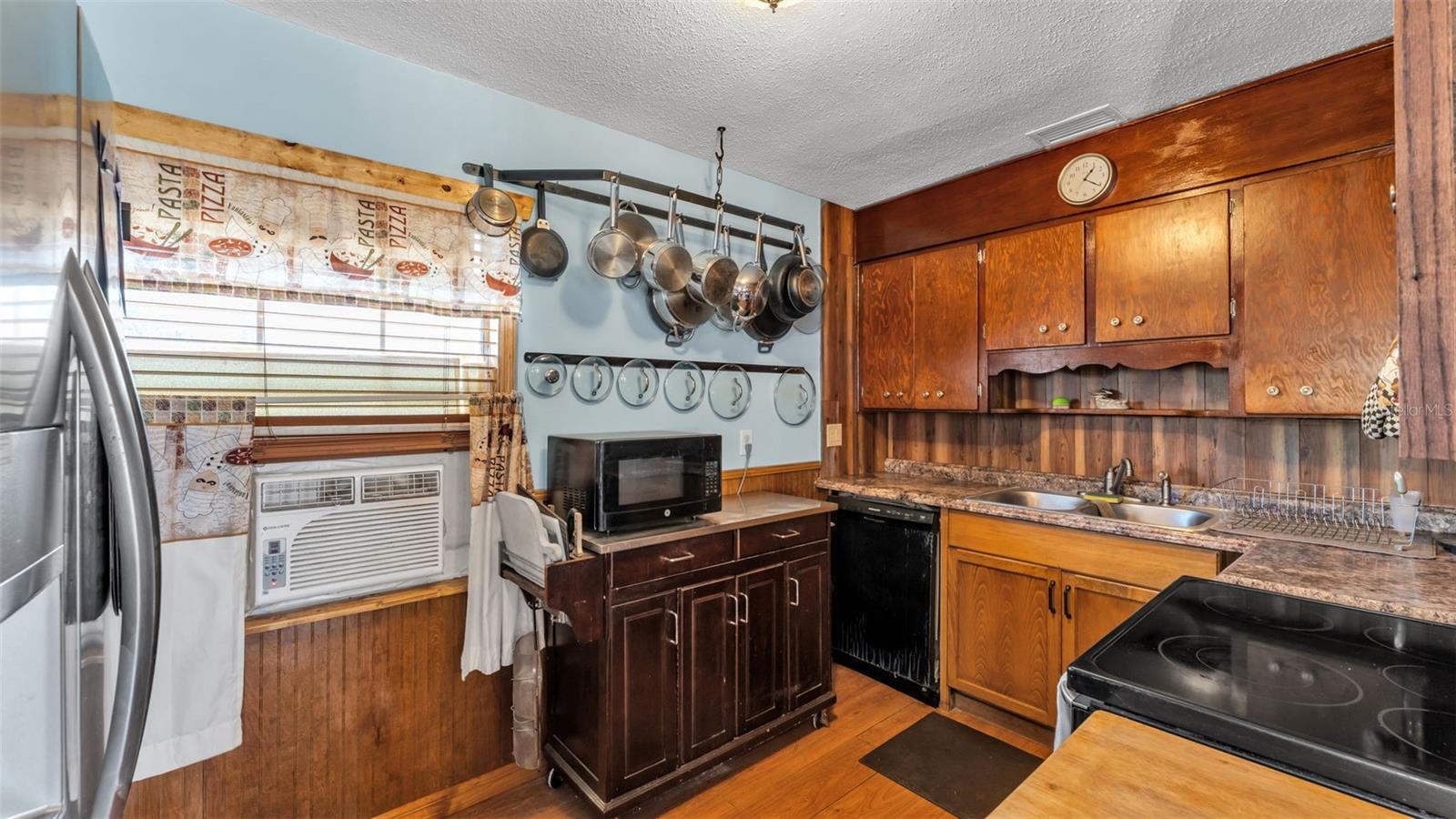 Image 4 of 39 For 2802 Canal Drive N