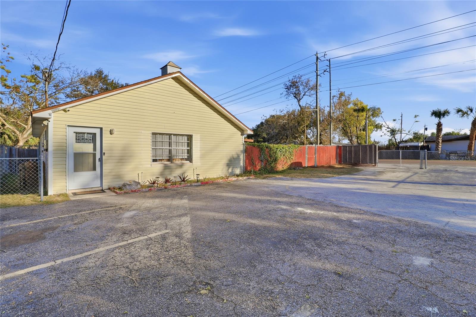 Image 24 of 33 For 11004 Martha Avenue