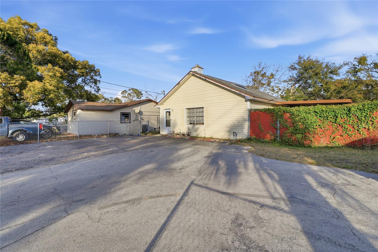 Image 25 of 33 For 11004 Martha Avenue