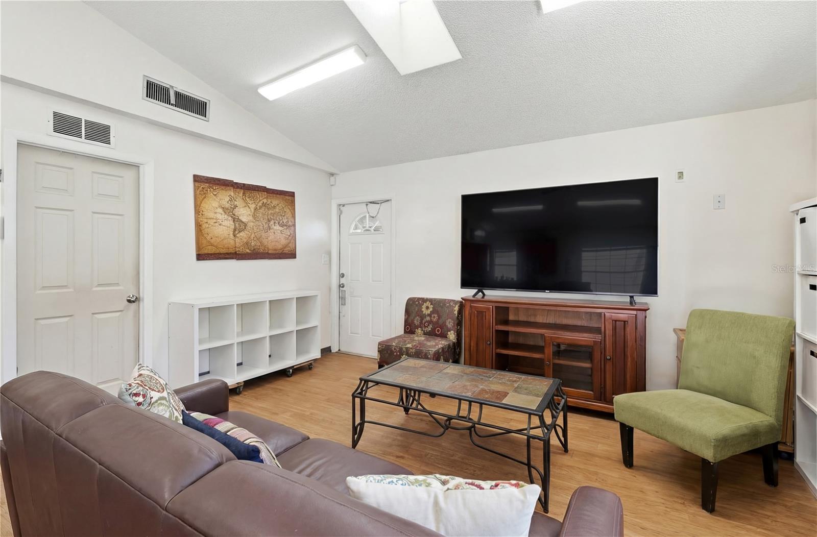 Image 8 of 33 For 11004 Martha Avenue