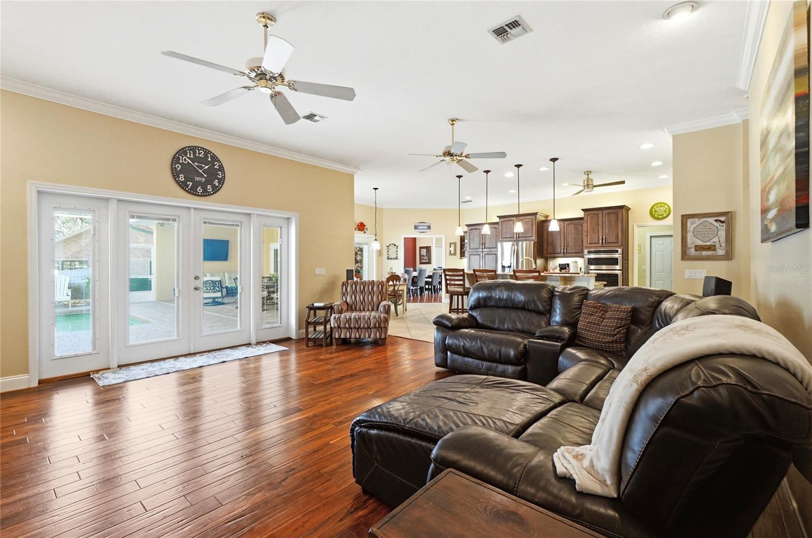 Listing photo id 3 for 7527 Folk Way