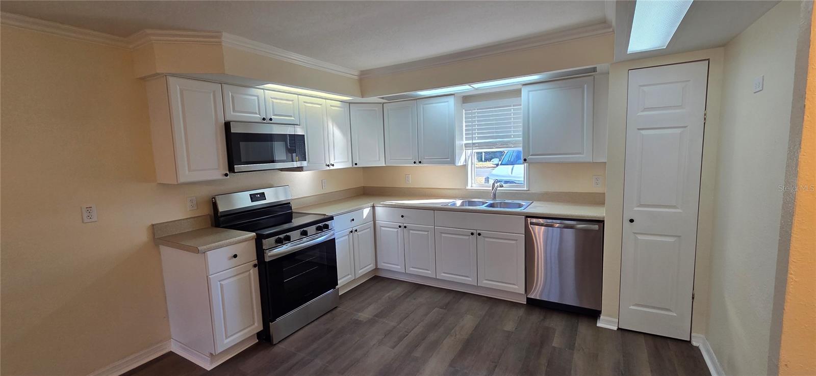 Image 7 of 23 For 517 Garden Drive S