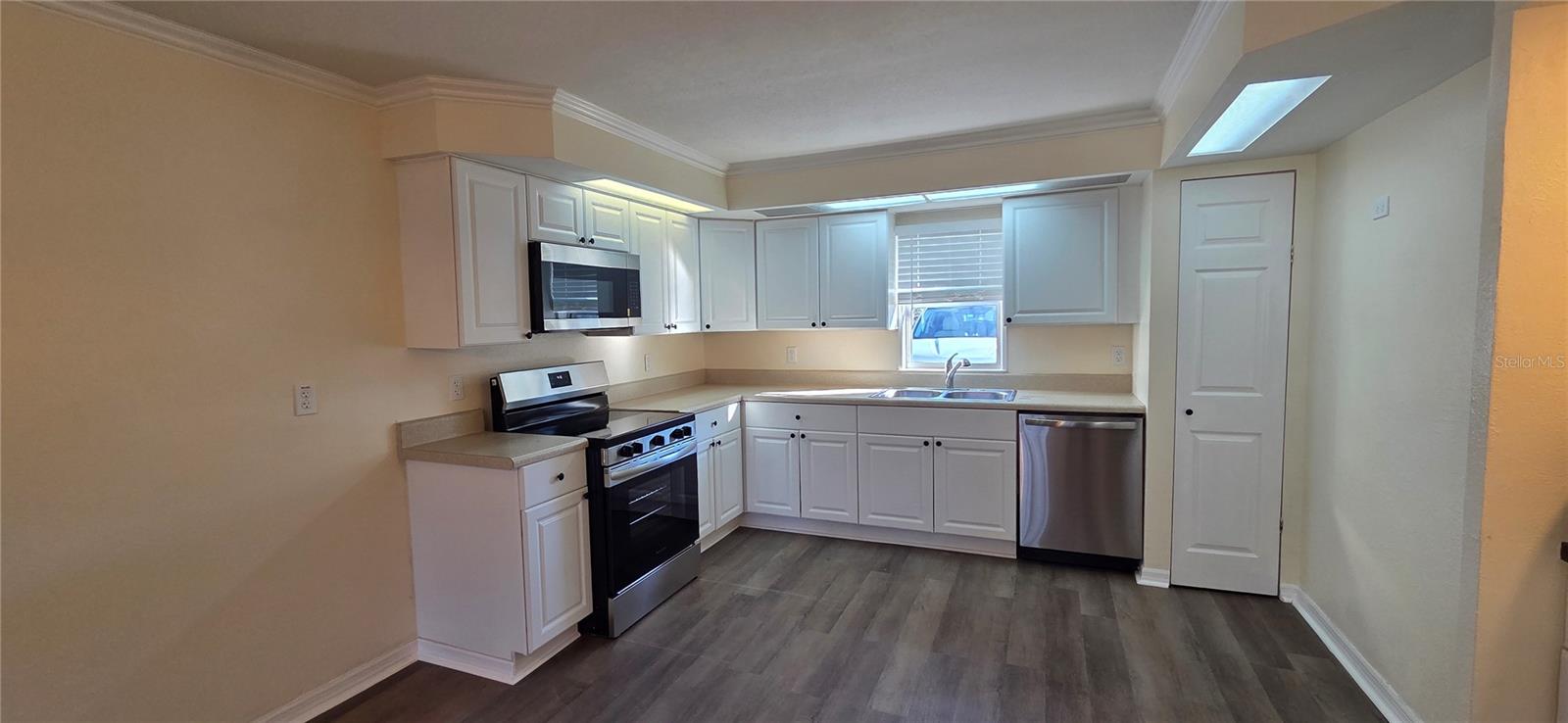 Image 8 of 23 For 517 Garden Drive S