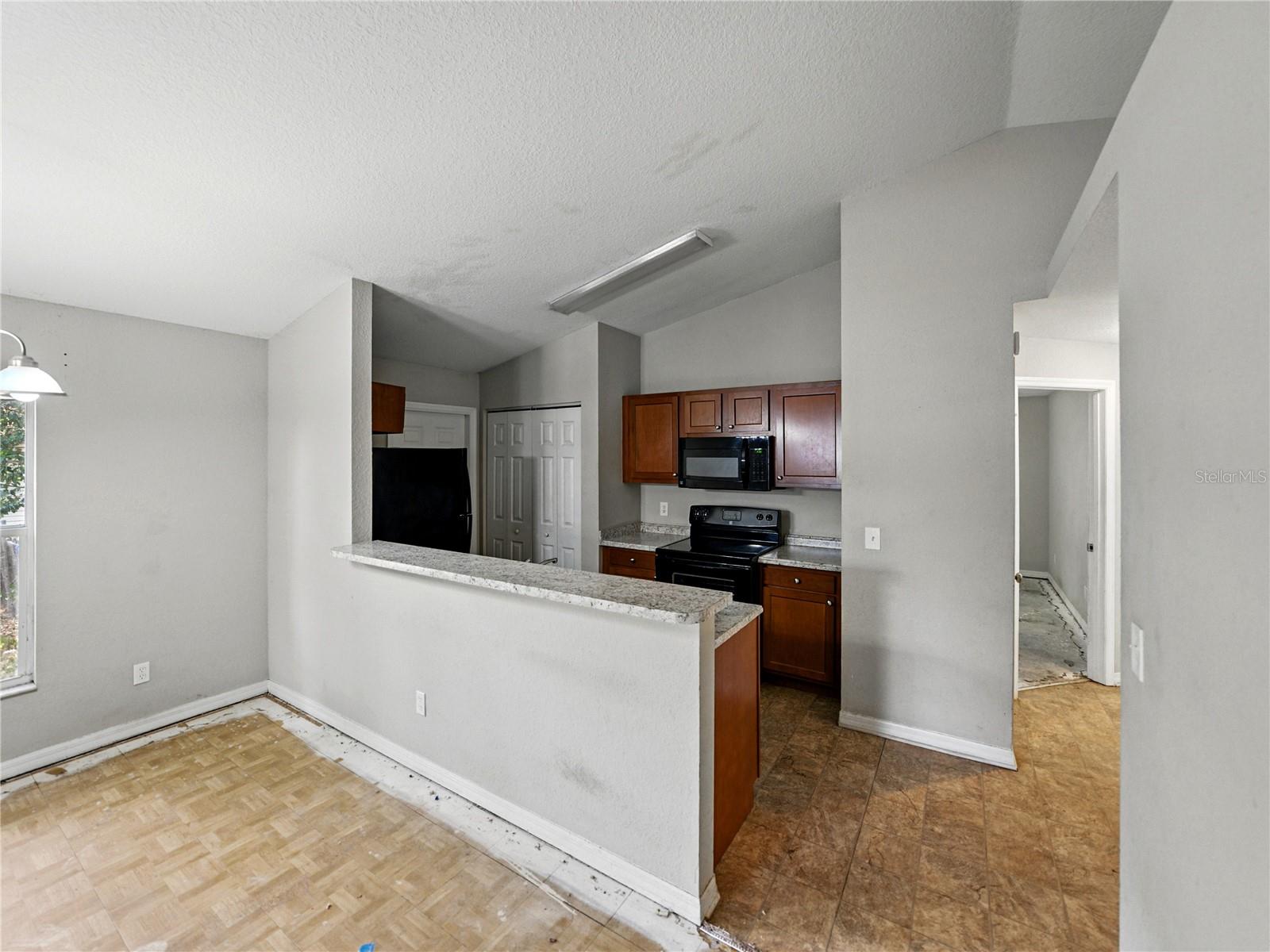 Image 14 of 52 For 829 Lake Avenue