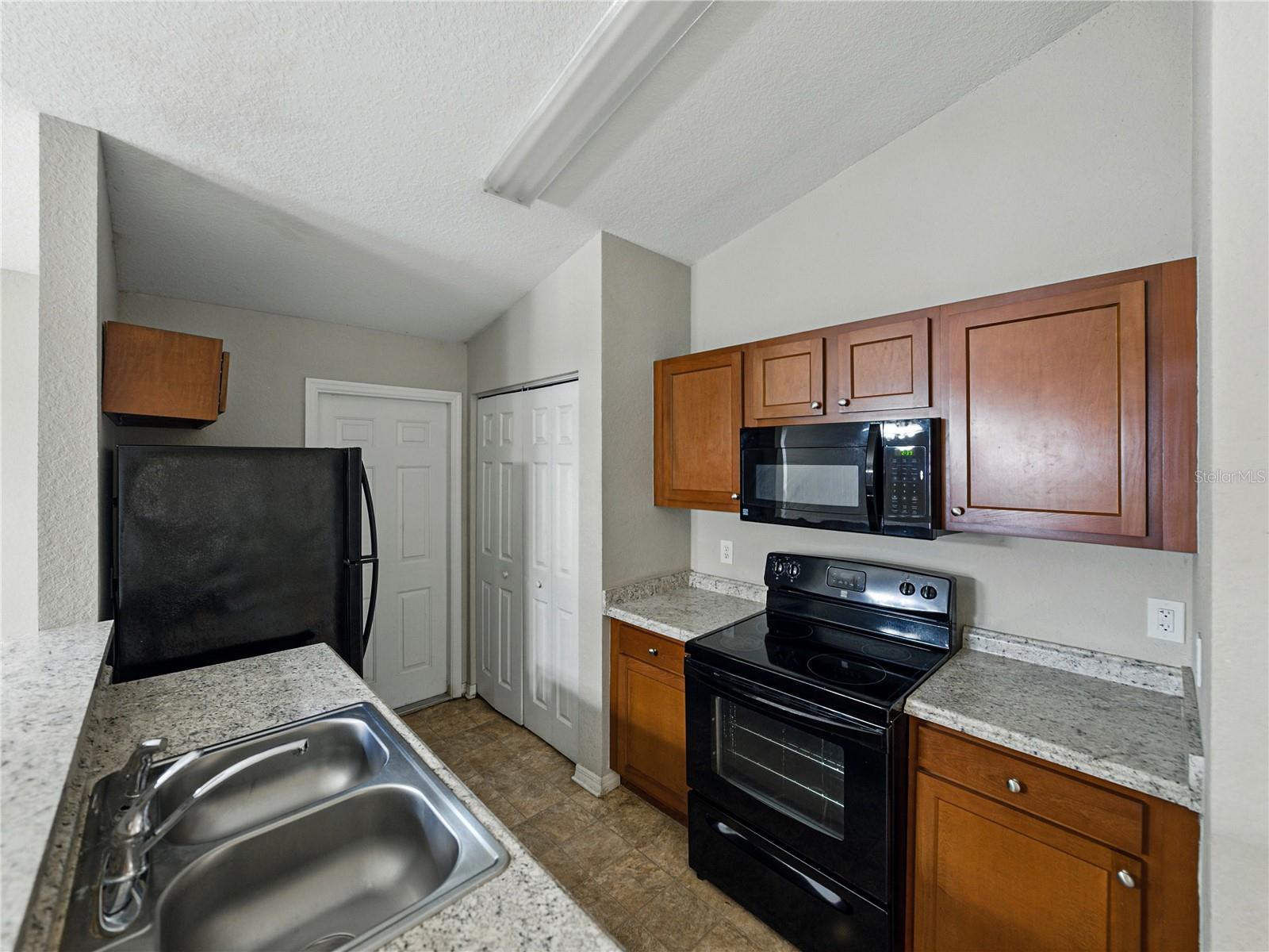 Image 15 of 52 For 829 Lake Avenue