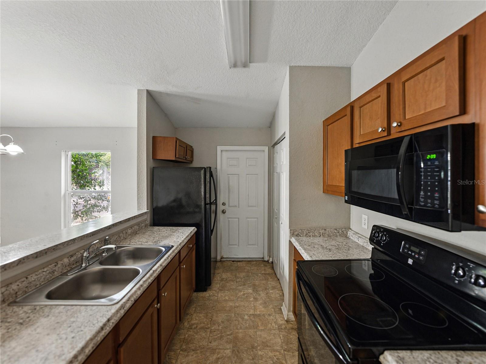 Image 16 of 52 For 829 Lake Avenue