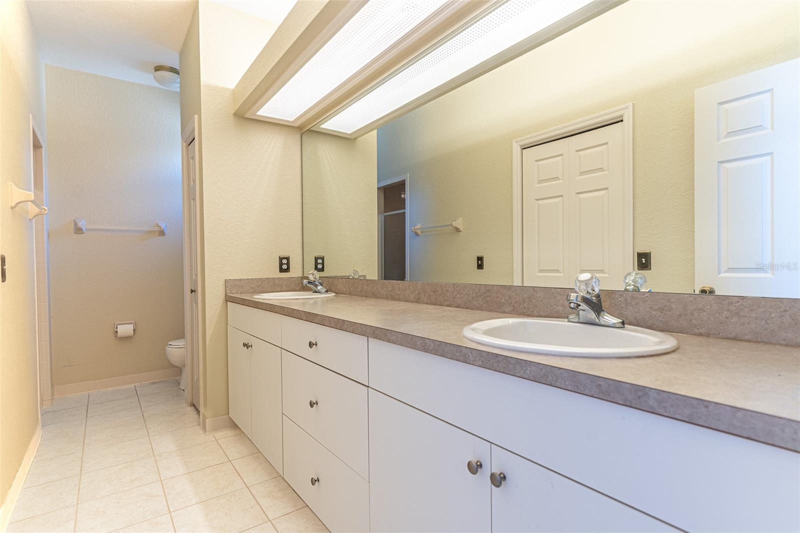 Image 8 of 26 For 3306 Oak Hill Place