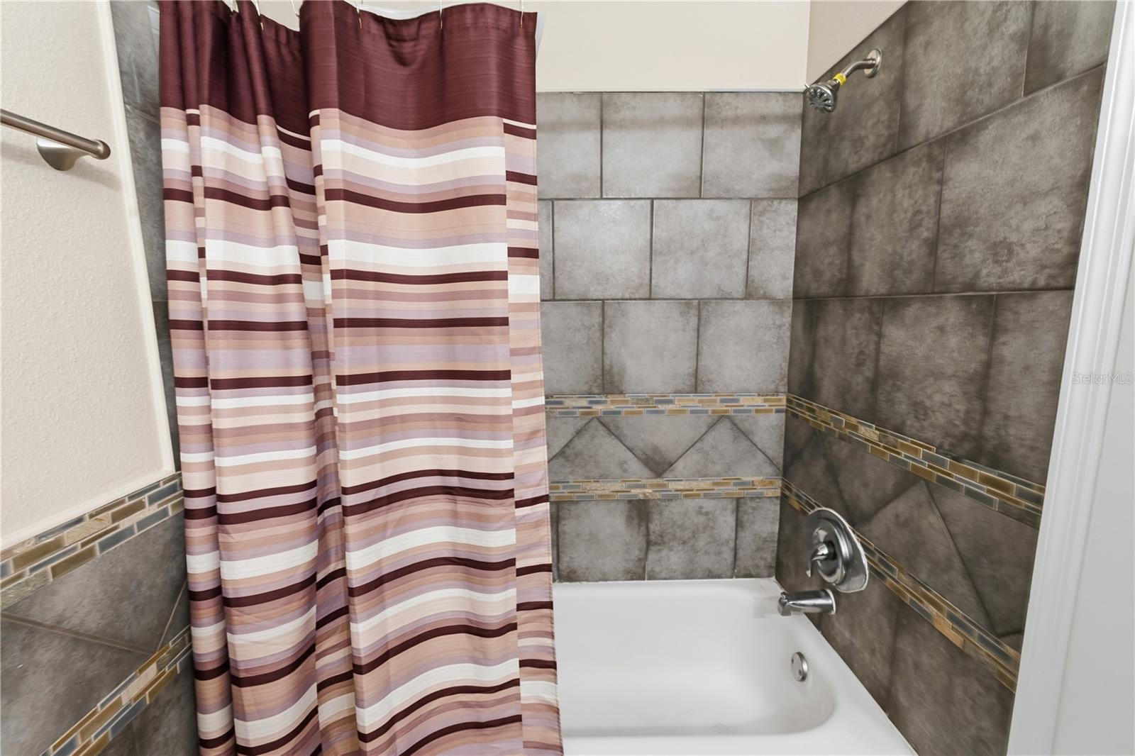 Image 19 of 27 For 606 Holt Circle