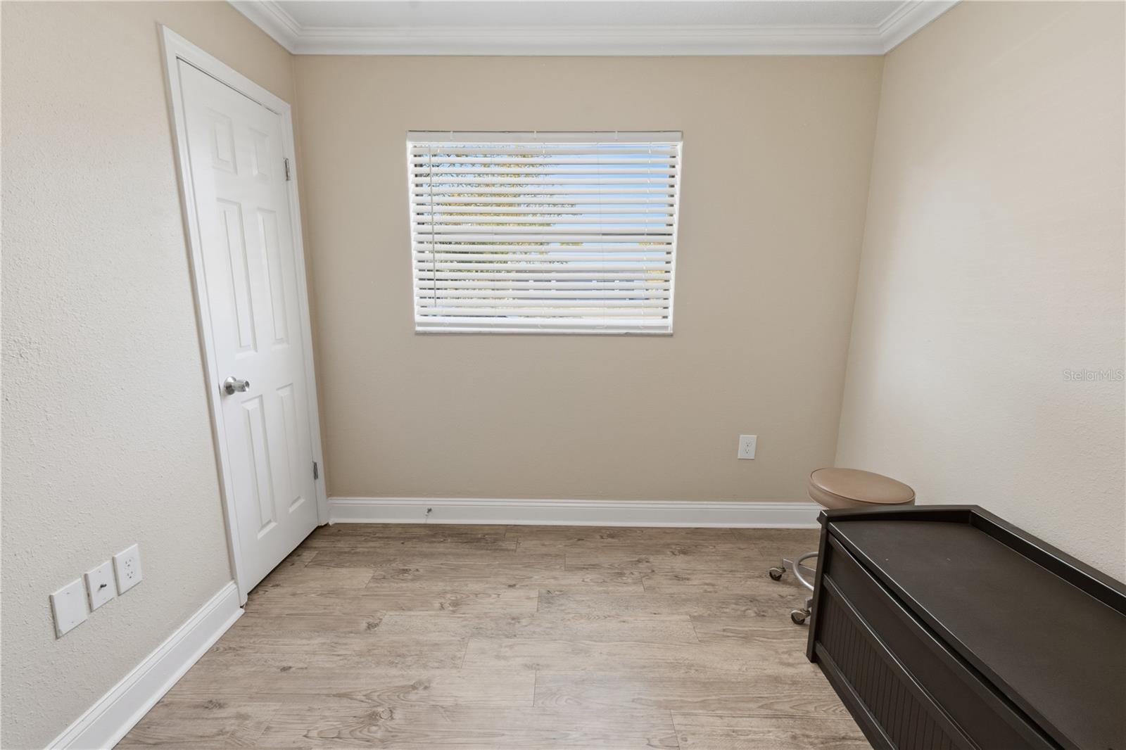 Image 21 of 27 For 606 Holt Circle