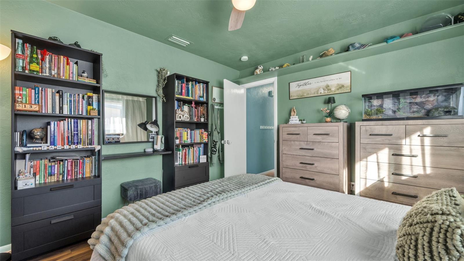 Listing photo id 19 for 2033 58th Lane N