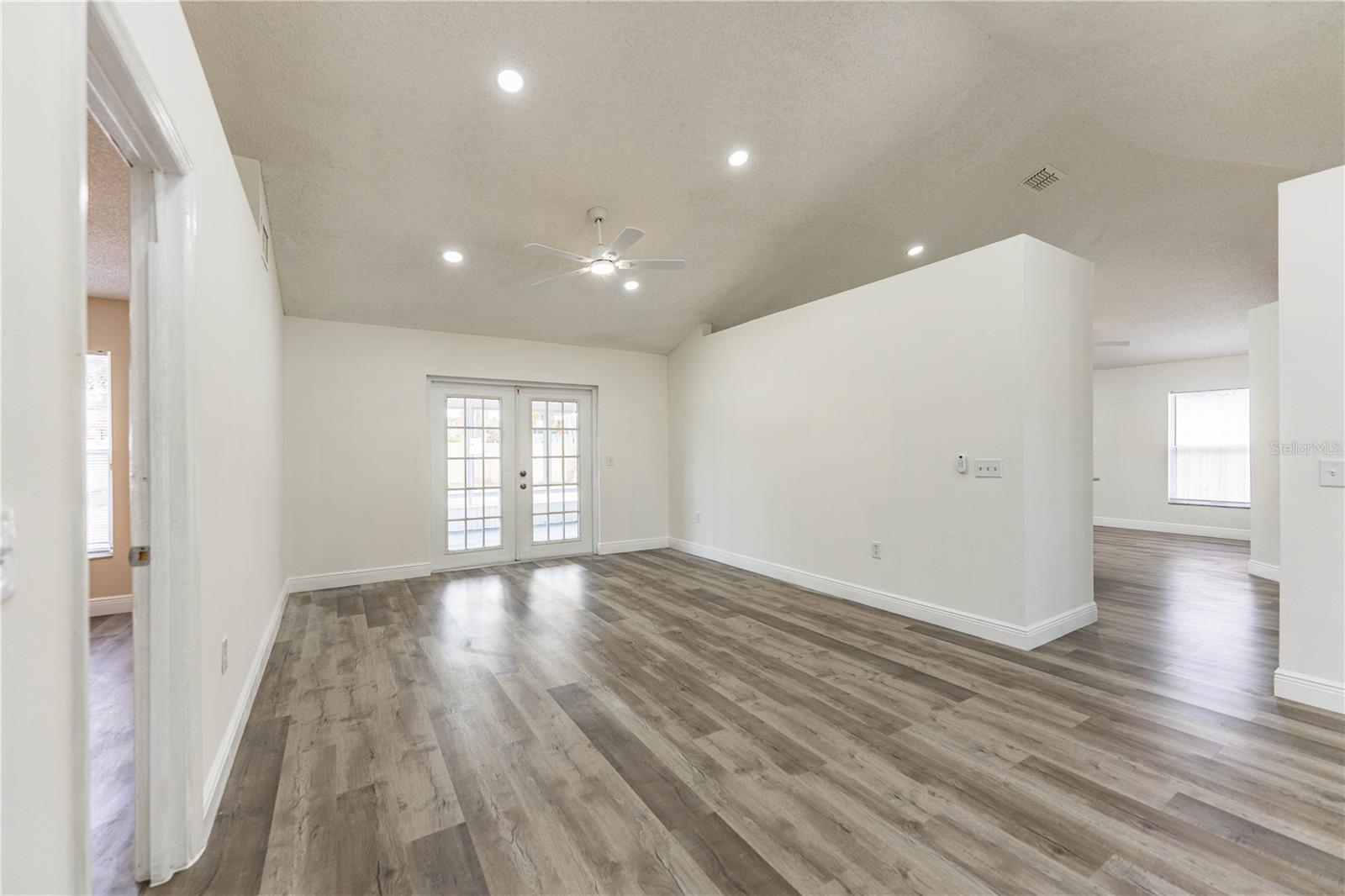 Image 4 of 68 For 413 Vineyard Drive