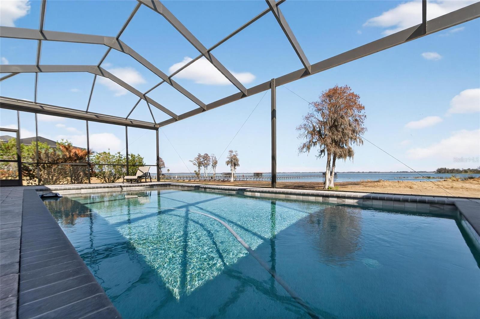 Listing photo id 0 for 5264 Riverlake Drive