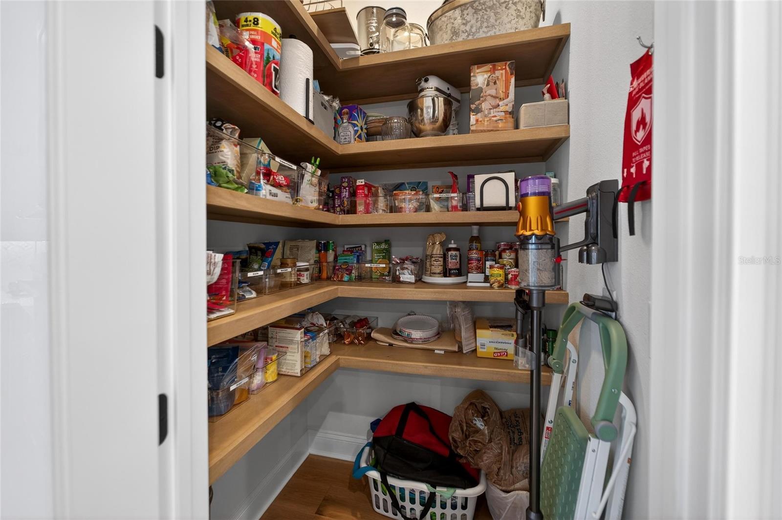 Listing photo id 21 for 5264 Riverlake Drive