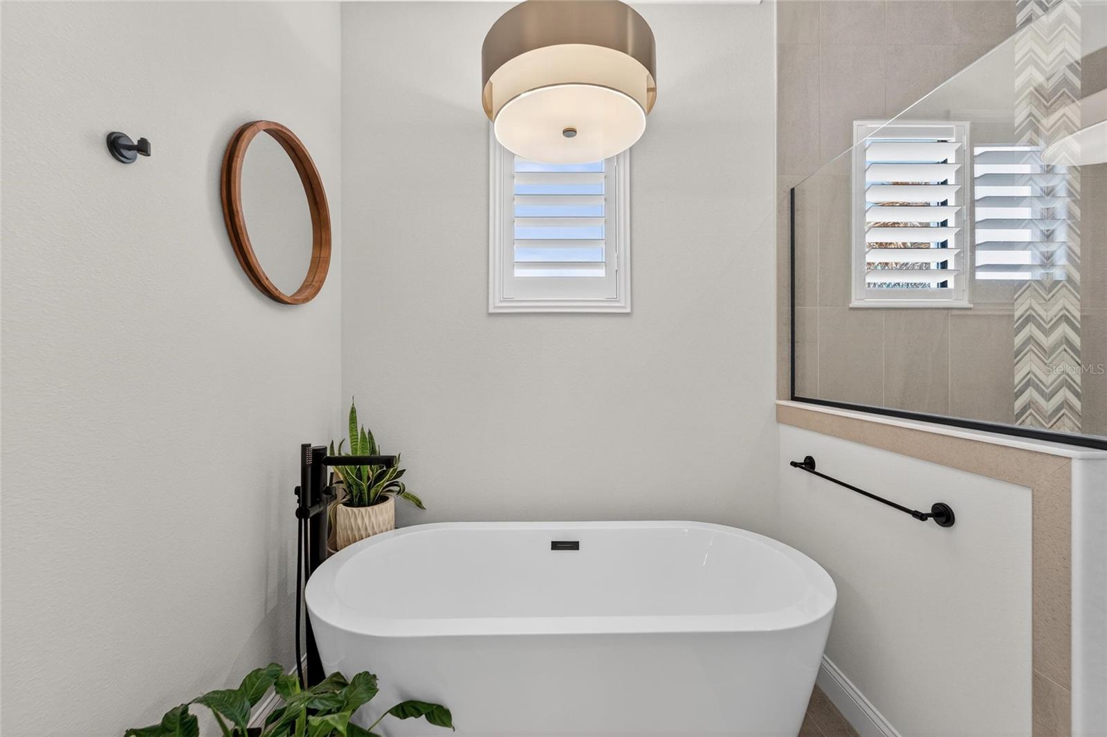 Listing photo id 47 for 5264 Riverlake Drive