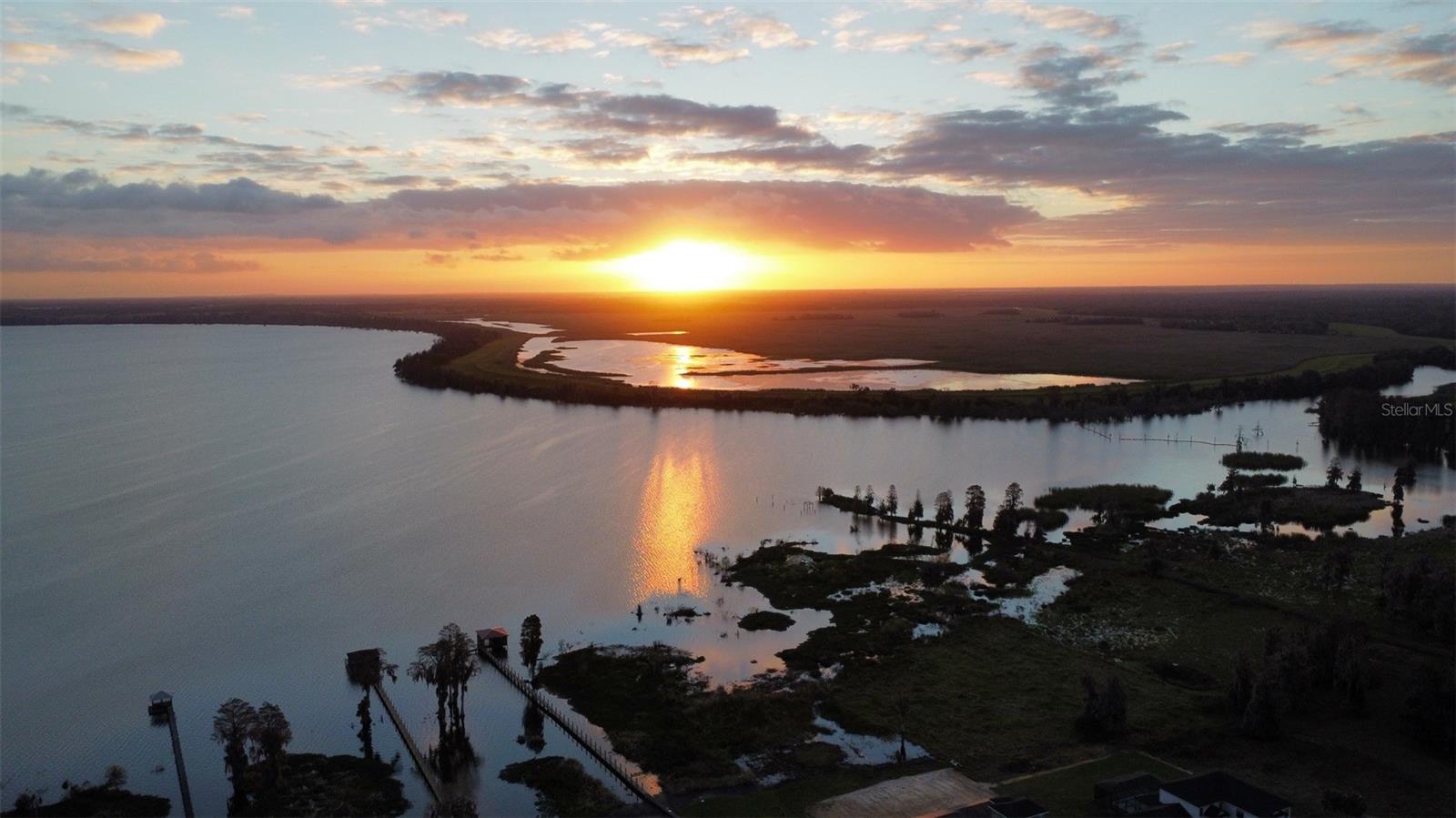 Listing photo id 89 for 5264 Riverlake Drive