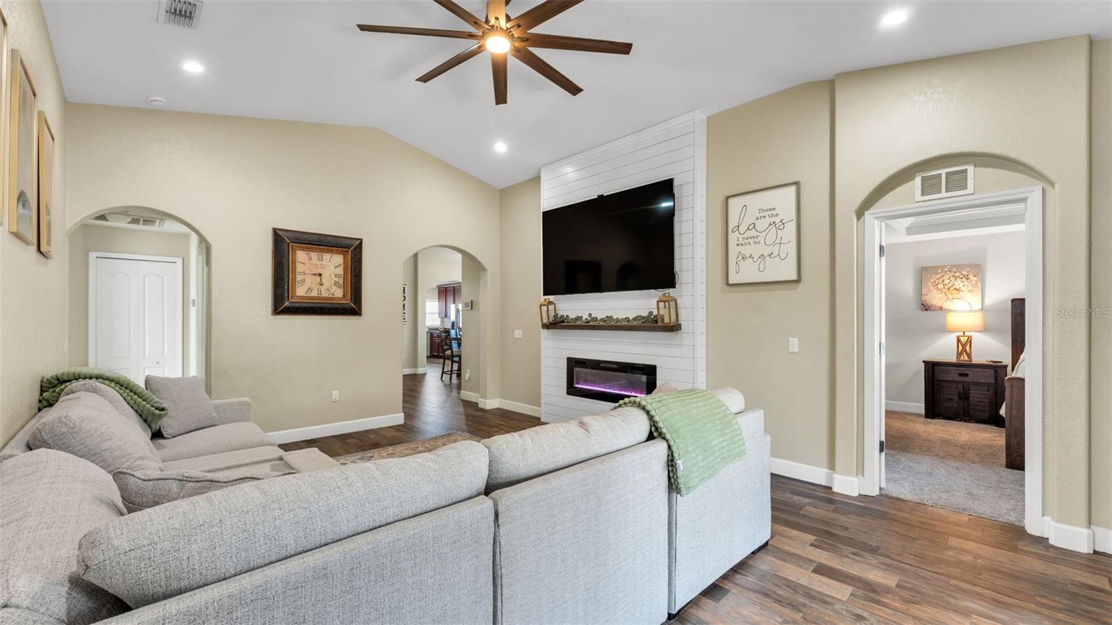 Image 15 of 57 For 6318 Presidential Lane