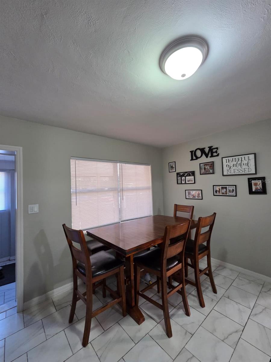 Image 5 of 50 For 1837 Lynncrest Road