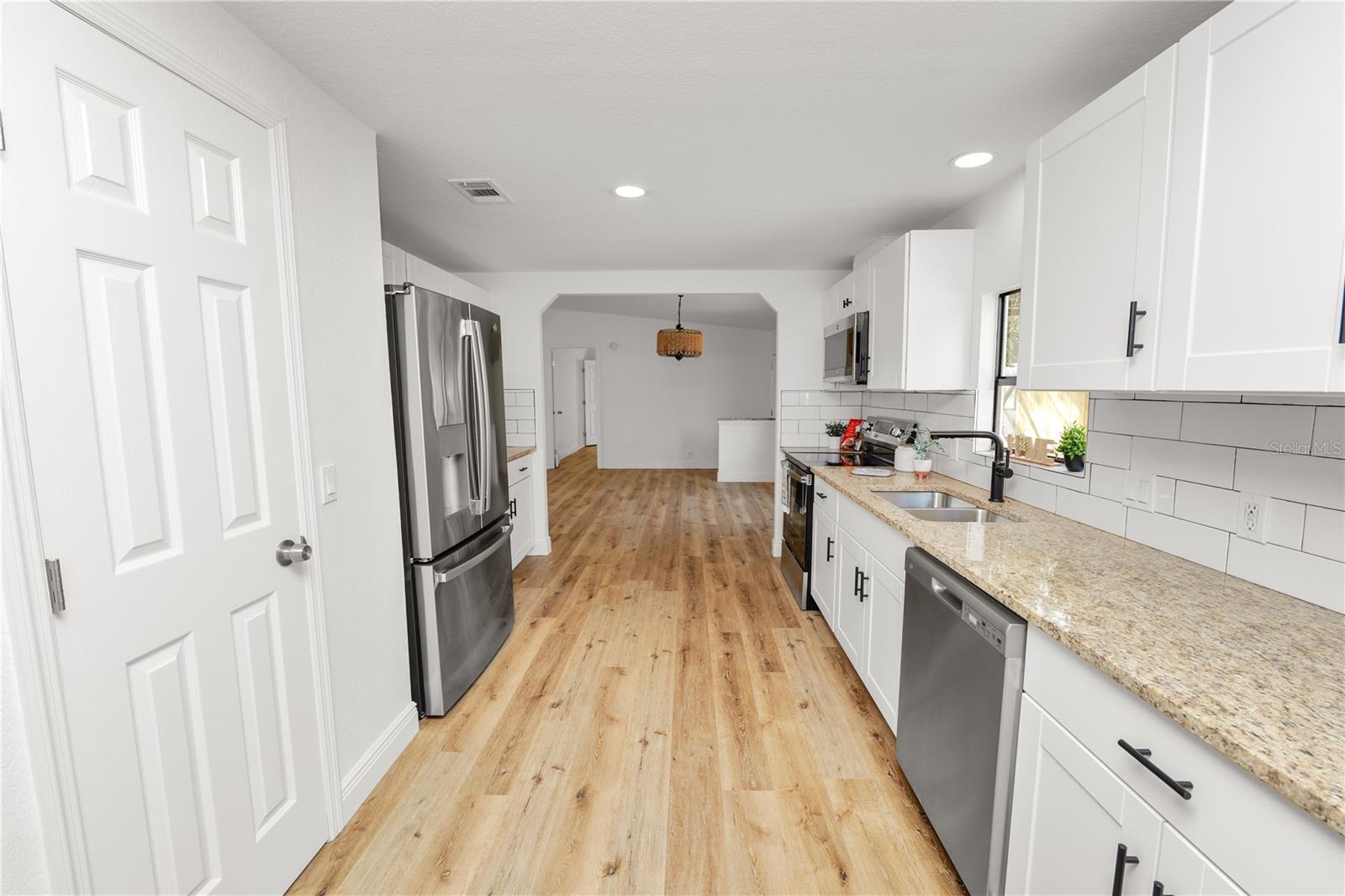 Image 28 of 74 For 370 Cameron Street