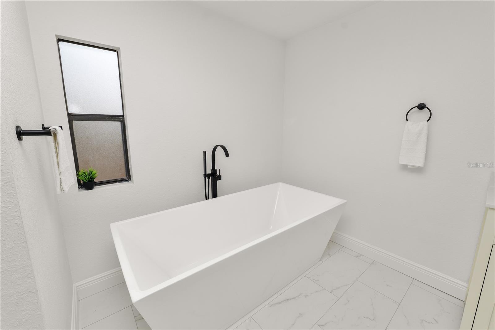 Image 36 of 74 For 370 Cameron Street