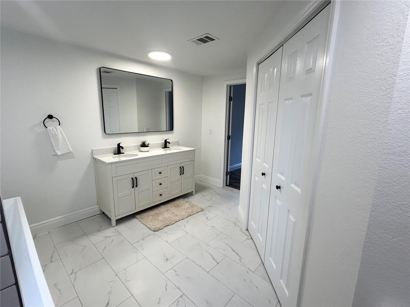 Image 39 of 74 For 370 Cameron Street