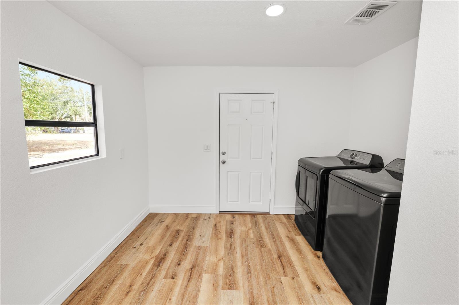 Image 51 of 74 For 370 Cameron Street