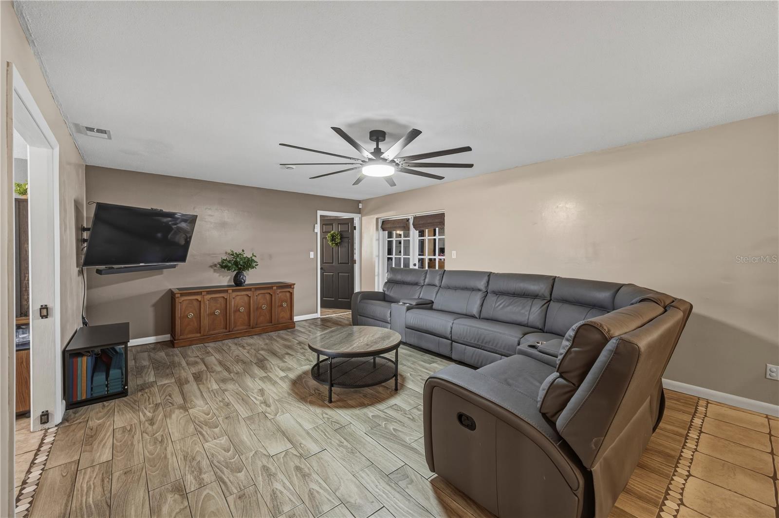 Image 15 of 50 For 513 Queens Loop N