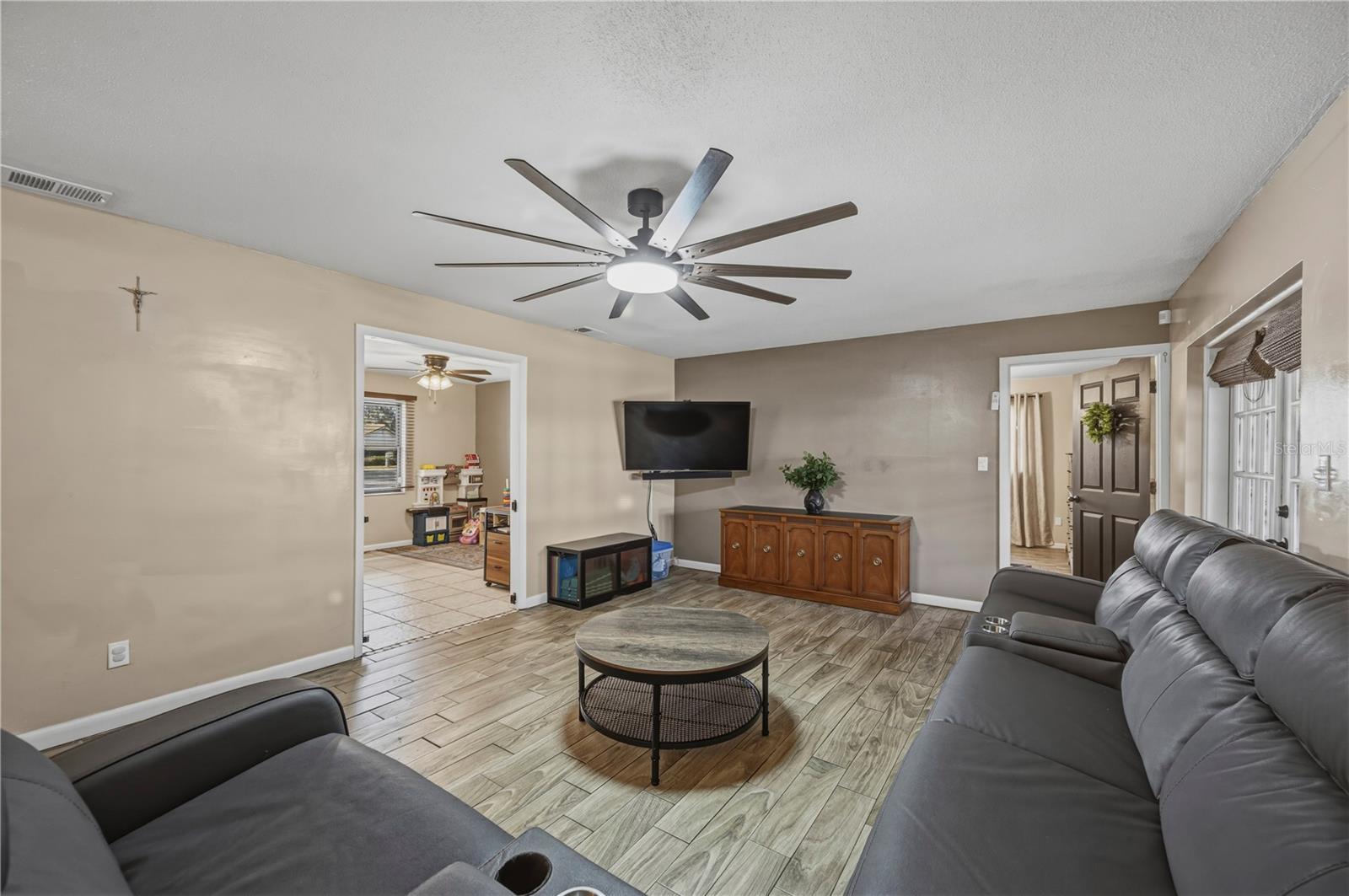 Image 16 of 50 For 513 Queens Loop N