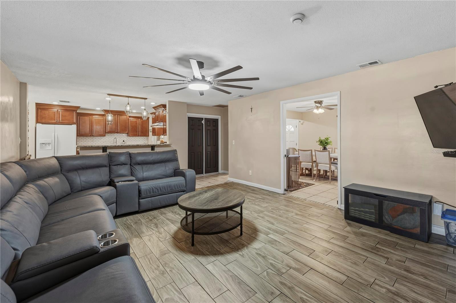 Image 18 of 50 For 513 Queens Loop N