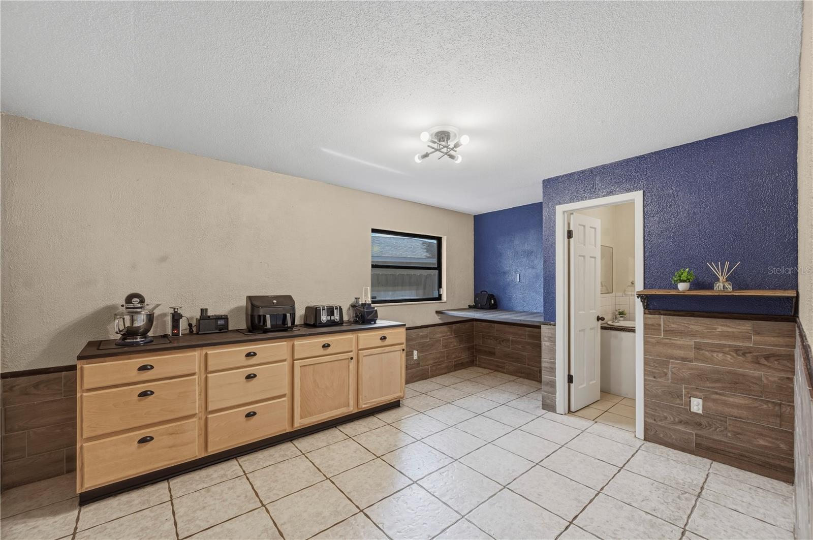 Image 19 of 50 For 513 Queens Loop N