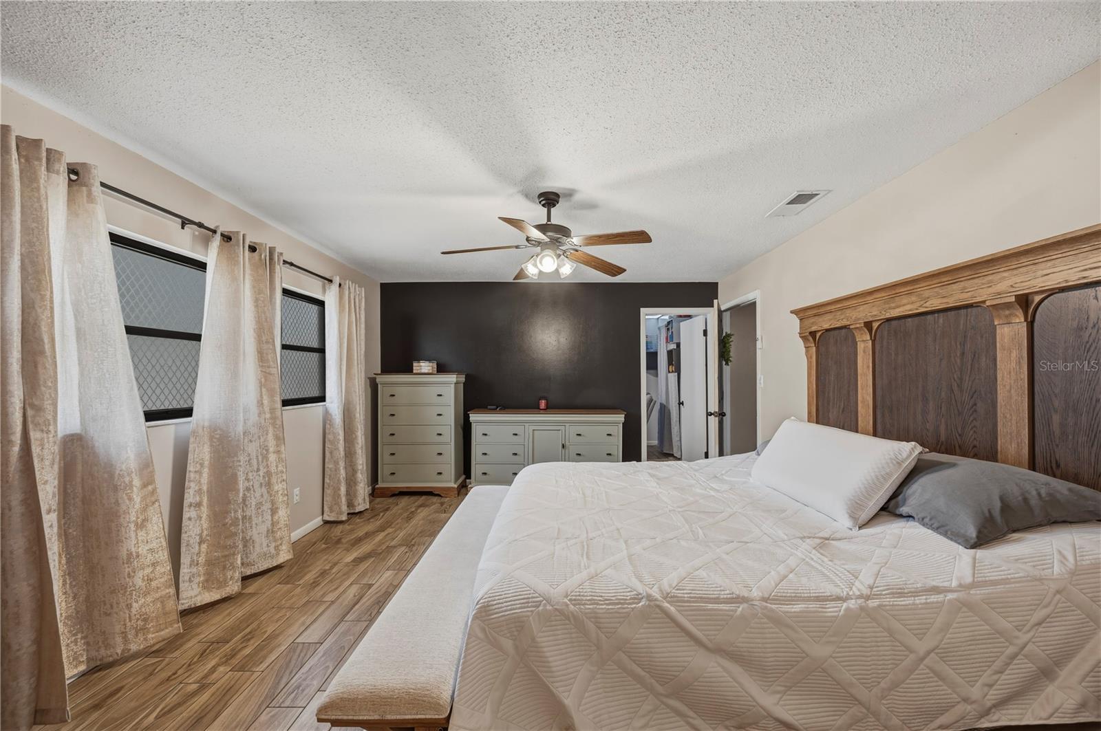 Image 20 of 50 For 513 Queens Loop N