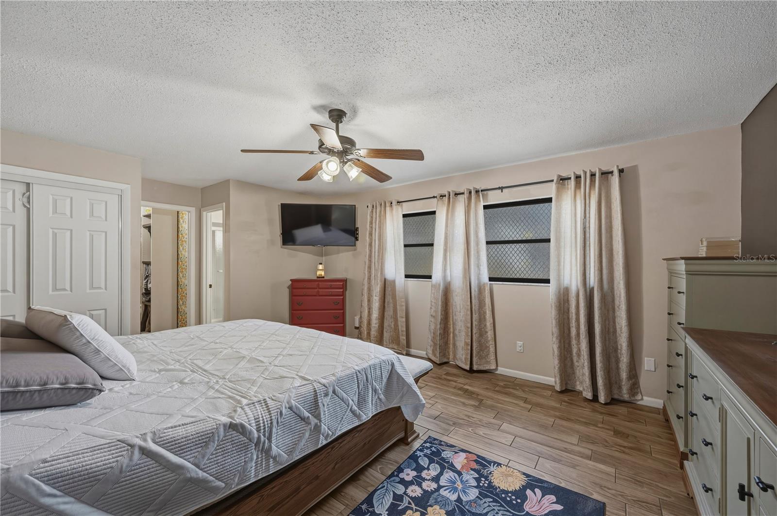 Image 21 of 50 For 513 Queens Loop N