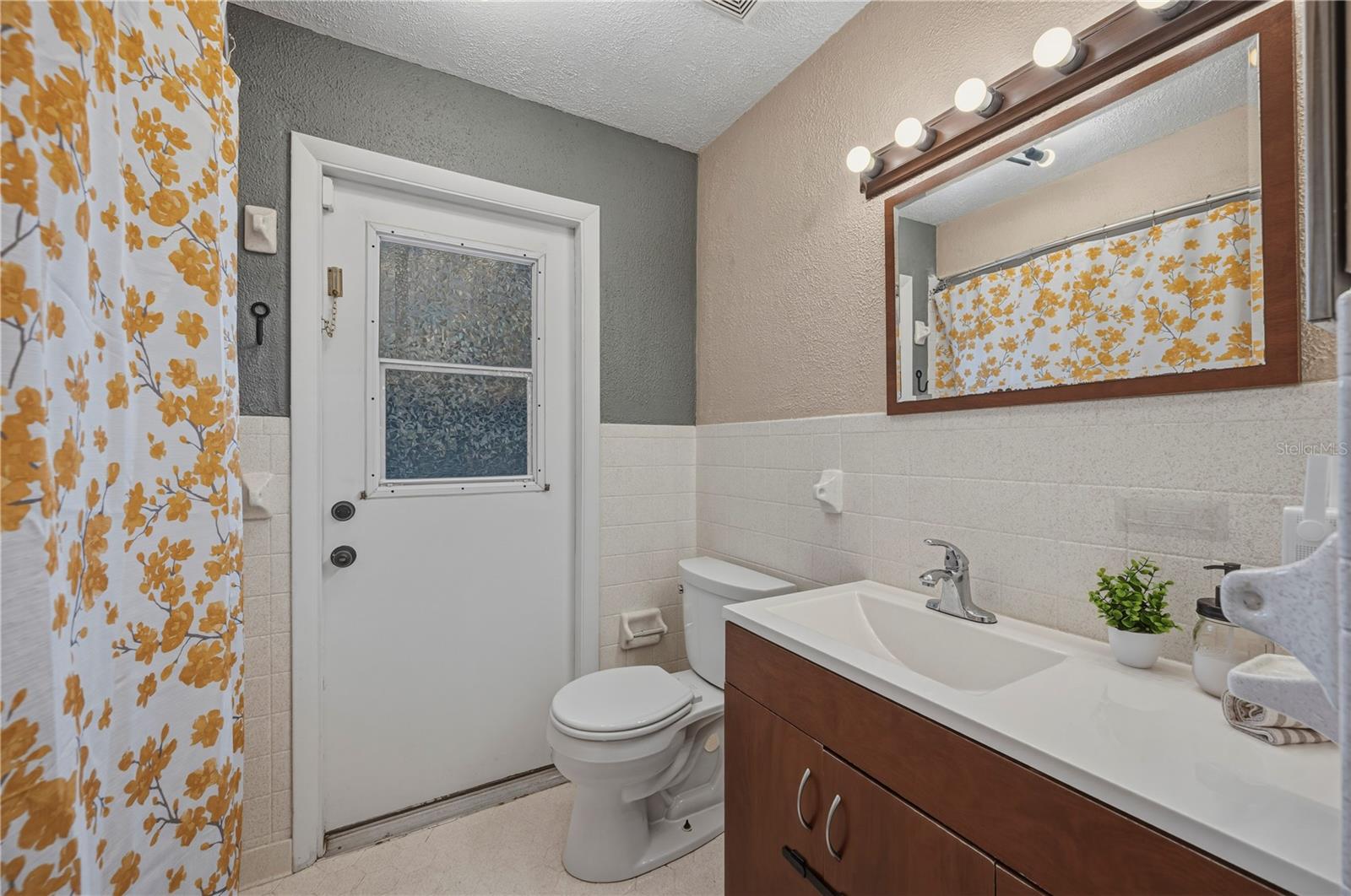 Image 31 of 50 For 513 Queens Loop N