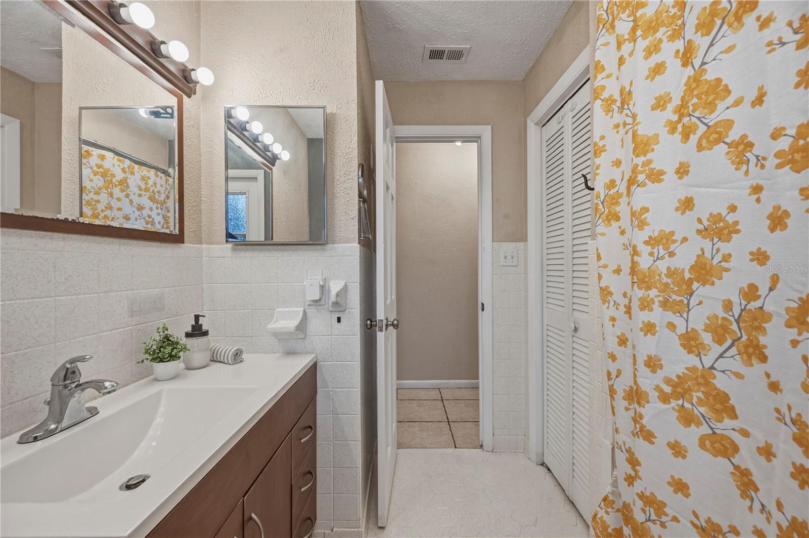 Image 32 of 50 For 513 Queens Loop N