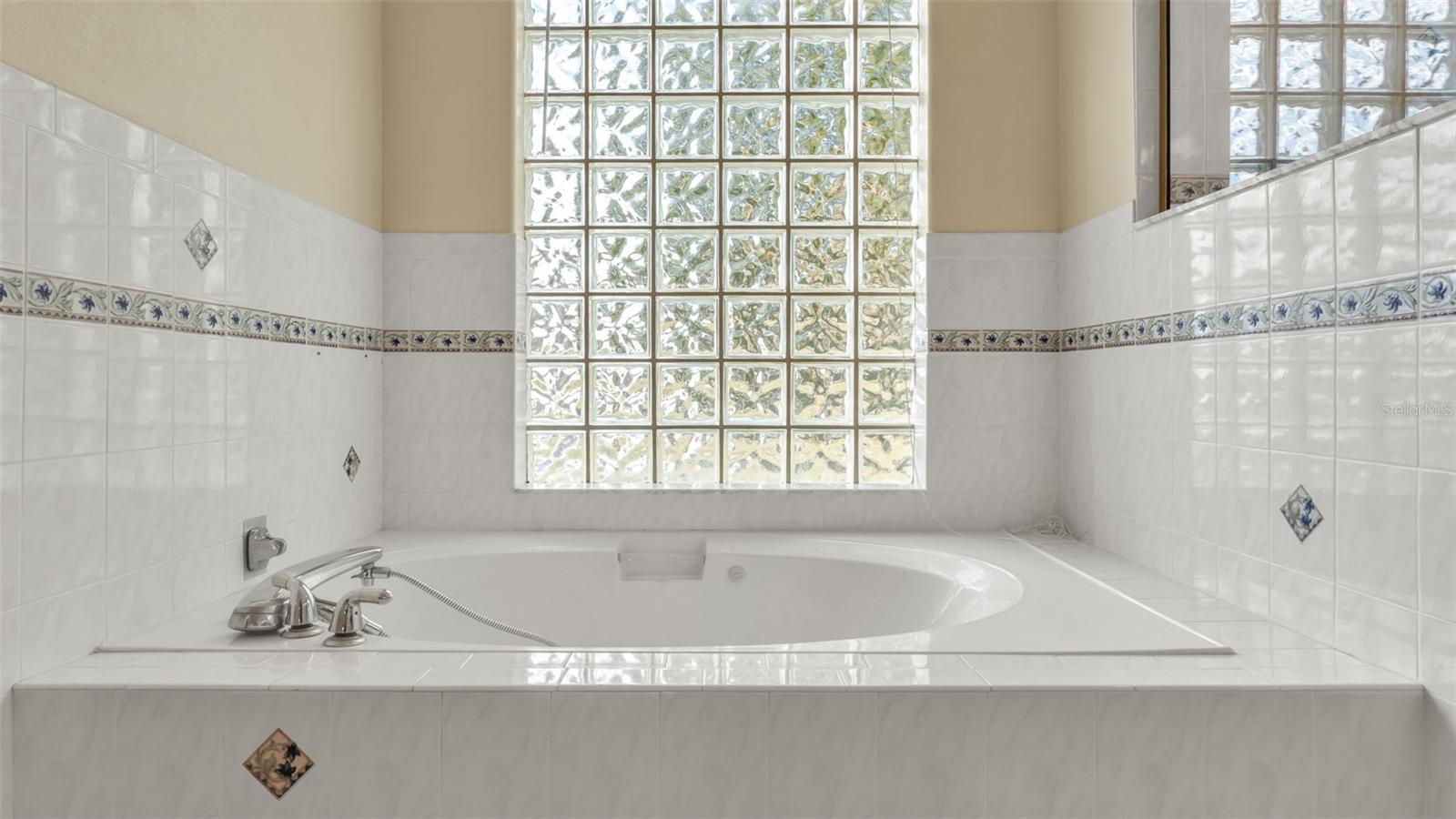 Image 28 of 61 For 2664 Country Club Road N